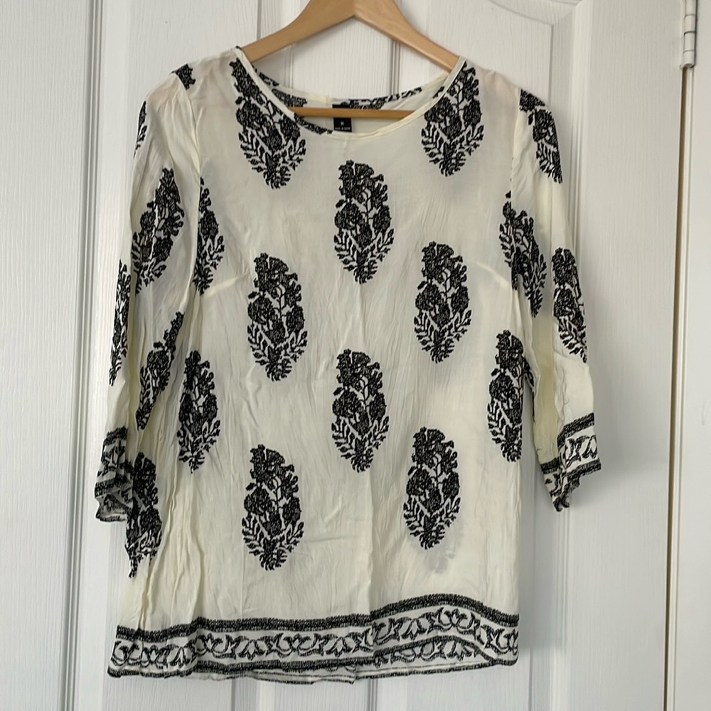 (T2)) Black and white printed 3/4 sleeves blouse